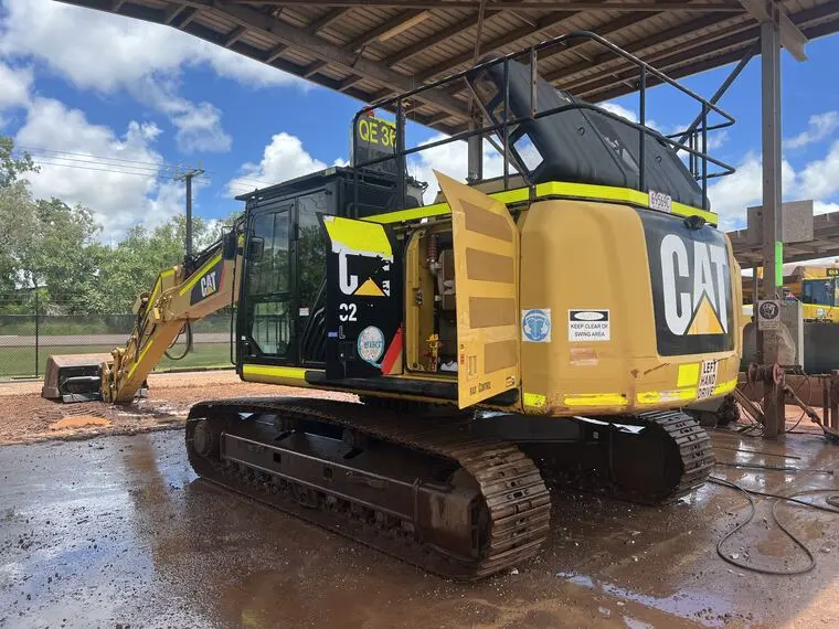 An excavator washed down on a Territory yard, tracks and undercarriage clear of soil
